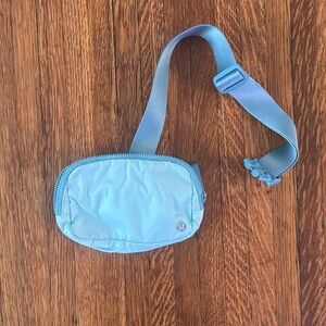 Lululemon Everywhere Belt Bag 1LIcing Blue / Eton Blue